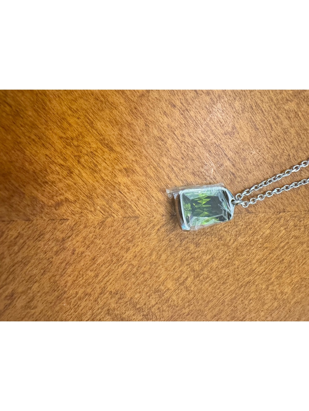 Silver-tone Chain Necklace with Green Pendant 566
